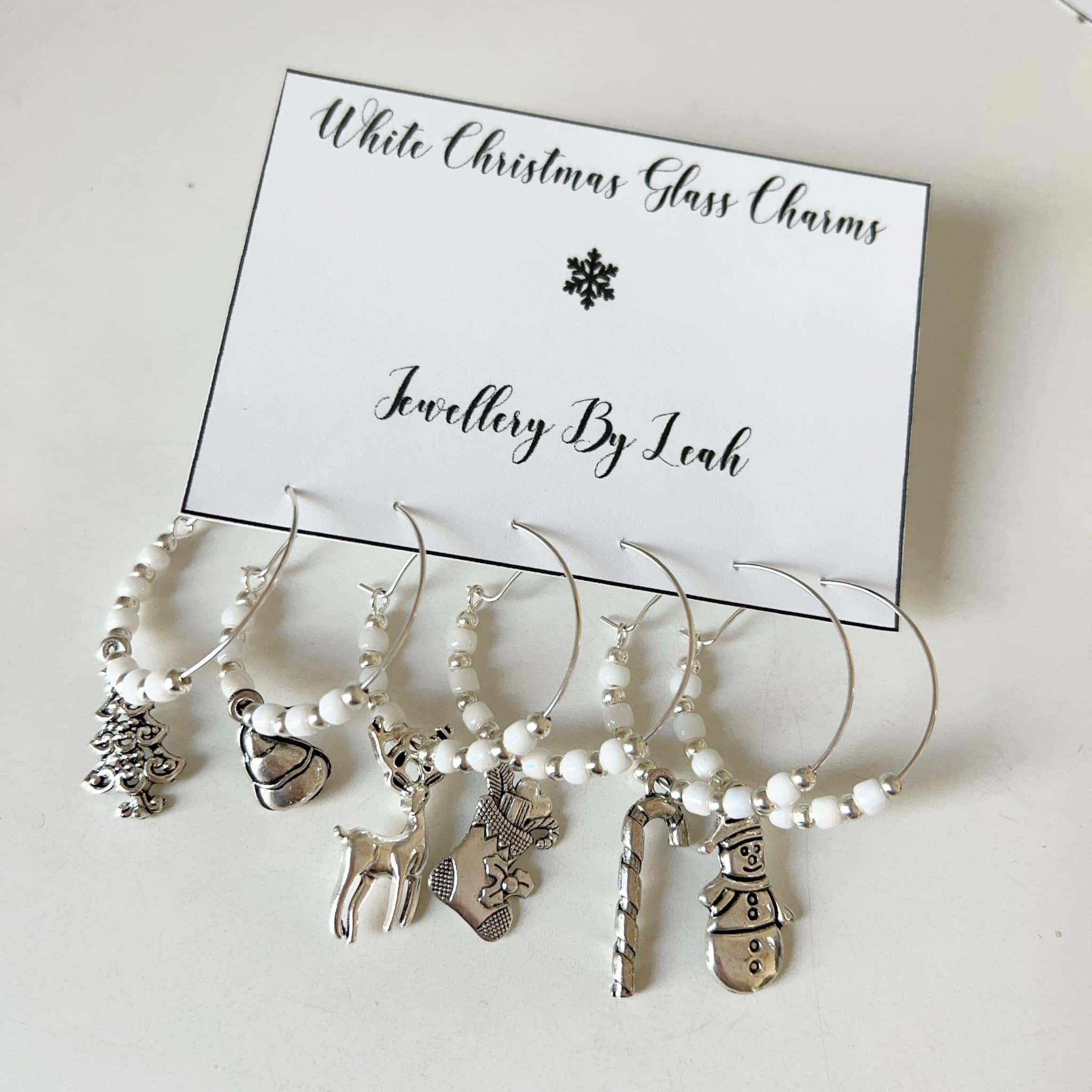 White Christmas Wine Glass Charms Set – Winter Holiday Drink Markers, Snowflake Wine Charms, Christmas Party Glass Identifiers